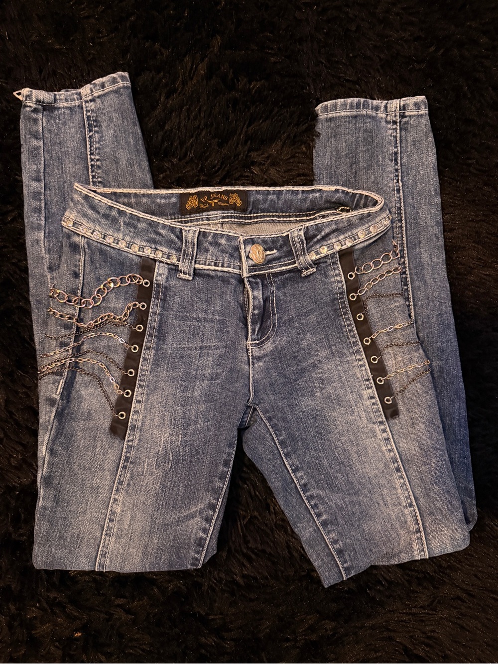 Vintage-Inspired Blue Skinny Jeans with Side Chain Detail